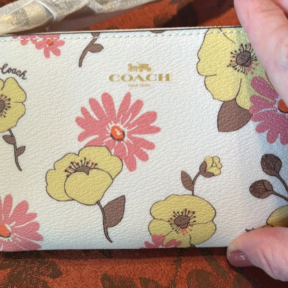 Coach Floral Print Women's Corner Zip NWT - Picture 3 of 10